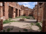 06908 ostia - regio i - insula ix - caseggiato del larario (i,ix,3) - raum 26 - hof - bli ri osten - 09.2022.jpg